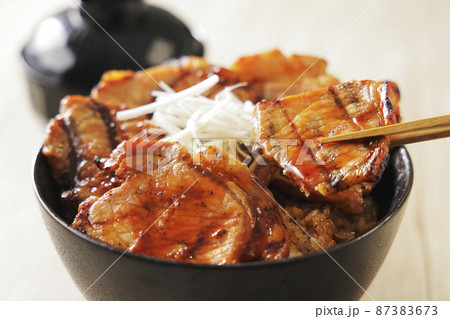 北海道十勝帯広で名物の炭火焼き豚丼 北海道十勝帯広で名物の炭火焼き豚丼 87383673