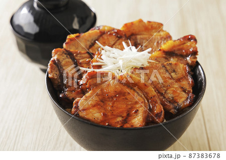北海道十勝帯広で名物の炭火焼き豚丼 北海道十勝帯広で名物の炭火焼き豚丼 87383678