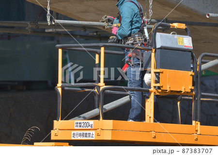 橋梁の補修工事 橋梁点検車で足場組立て作業風景 橋梁の補修工事 橋梁点検車で足場組立て作業風景 87383707