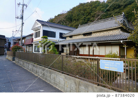 白石島の伊能忠敬が逗留した松浦邸(旧小見山家庄屋屋敷)と集落の風景 岡山県笠岡市 白石島の伊能忠敬が逗留した松浦邸(旧小見山家庄屋屋敷)と集落の風景 岡山県笠岡市 87384020