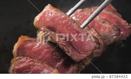 ステーキ　肉　鉄板　フォーク 87384422