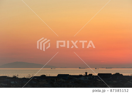 夕暮れの空と海 87385152