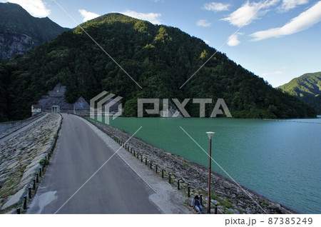 展望台からの高瀬ダムと調整湖 87385249