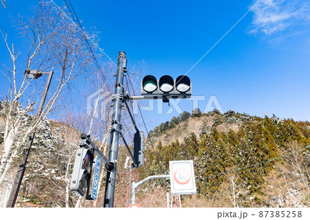 東京都西多摩郡桧原村　奥多摩周遊道路の信号機 87385258