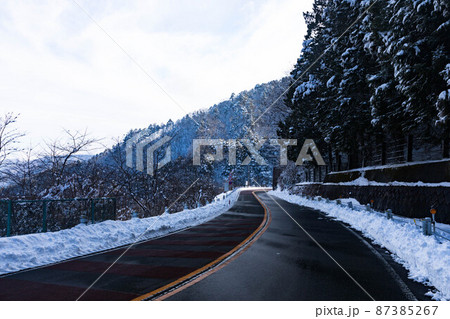 東京都西多摩郡桧原村　奥多摩周遊道路　積雪のため通行止め 87385267