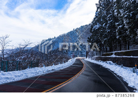 東京都西多摩郡桧原村　奥多摩周遊道路　積雪のため通行止め 87385268