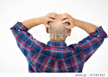 悩むシニア男性　後ろ姿　スキンヘッド 87385487