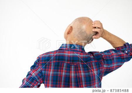 悩むシニア男性　後ろ姿　スキンヘッド 87385488