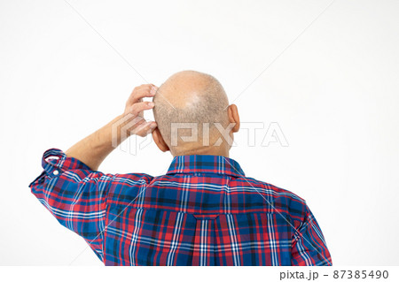 悩むシニア男性　後ろ姿　スキンヘッド 87385490