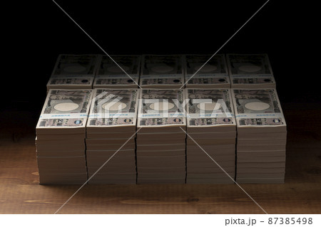 積み上げた一万円の札束(一億円) 積み上げた一万円の札束(一億円) 87385498