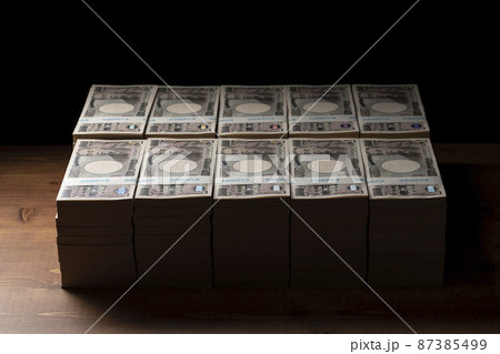 積み上げた一万円の札束(一億円) 積み上げた一万円の札束(一億円) 87385499