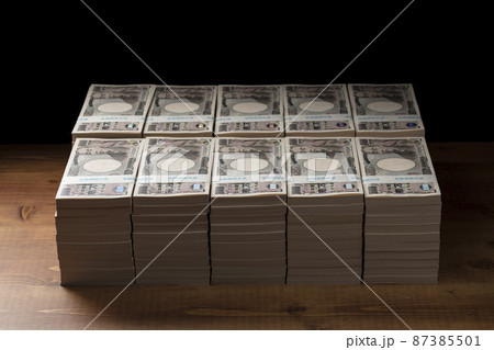 積み上げた一万円の札束(一億円) 積み上げた一万円の札束(一億円) 87385501