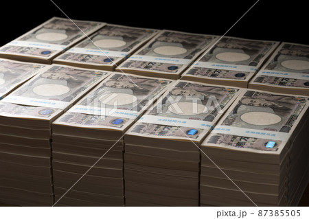 積み上げた一万円の札束(一億円) 積み上げた一万円の札束(一億円) 87385505
