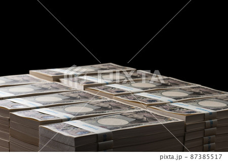 積み上げた一万円の札束（一億円） 87385517