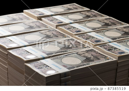積み上げた一万円の札束(一億円) 積み上げた一万円の札束(一億円) 87385519