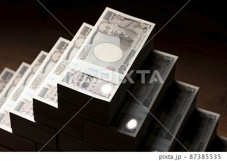 積み上げた一万円の札束（一億円） 87385535
