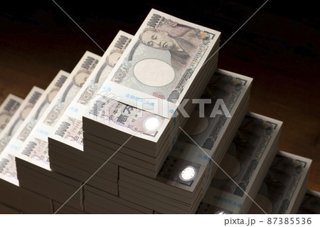 積み上げた一万円の札束（一億円） 87385536