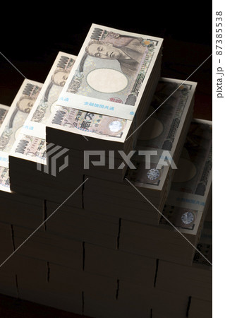 積み上げた一万円の札束（一億円） 87385538