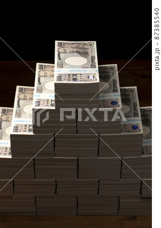積み上げた一万円の札束（一億円） 87385540