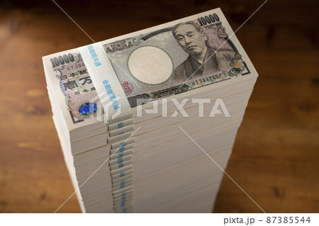 積み上げた一万円の札束（一億円） 87385544