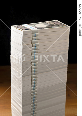 積み上げた一万円の札束（一億円） 87385549