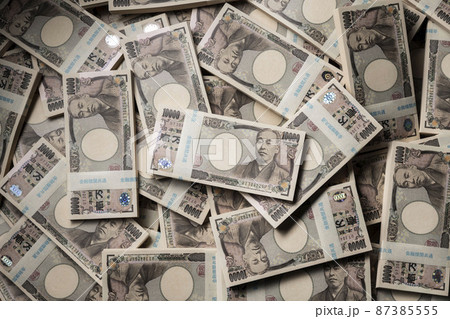 バラバラに置かれた一万円の札束 87385555