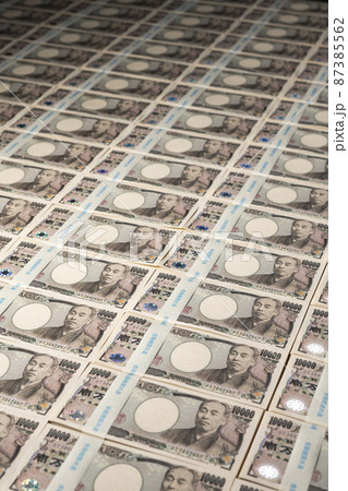 きれいに並べられた一万円の札束 87385562