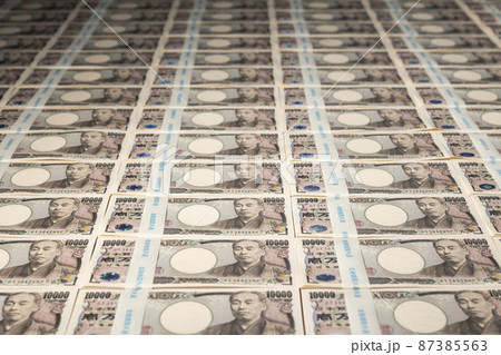 きれいに並べられた一万円の札束 87385563