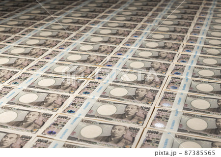 きれいに並べられた一万円の札束 87385565