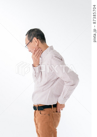 シニア男性　あご　悩む 87385704