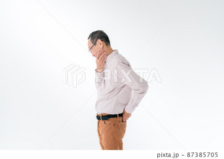 シニア男性　あご　悩む 87385705