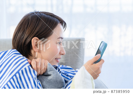 リビング ソファー スマホ 女性 リビング ソファー スマホ 女性 87385950
