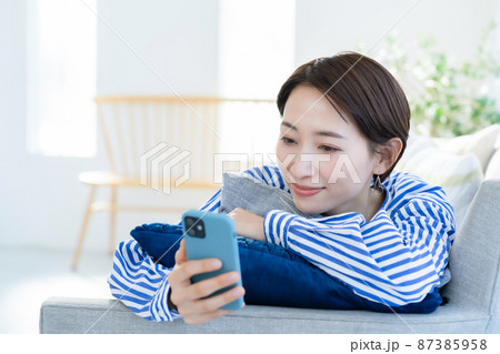 リビング ソファー スマホ 女性 リビング ソファー スマホ 女性 87385958