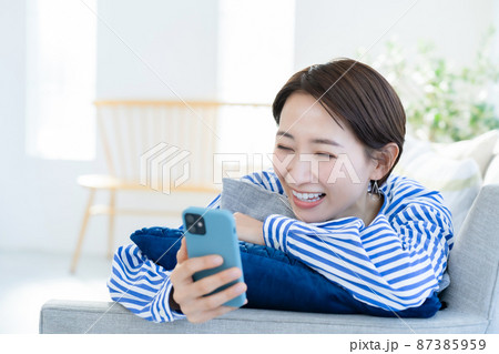 リビング ソファー スマホ 女性 リビング ソファー スマホ 女性 87385959