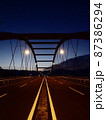 象のような朝焼けの橋の灯り 87386294