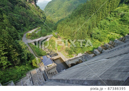 天端から見た大仁田ダムの堤体 87386395