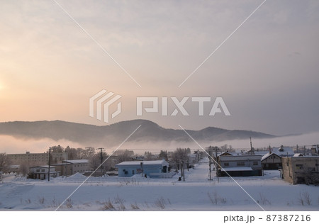 北海道の温泉街の朝焼け 87387216