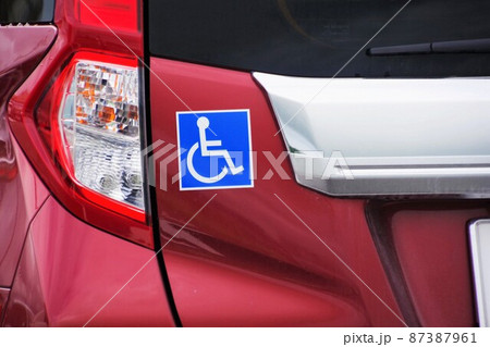 車椅子マークをつけた車 87387961