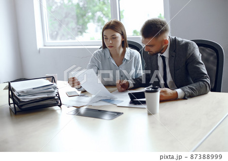 Colleagues hold a meeting 87388999