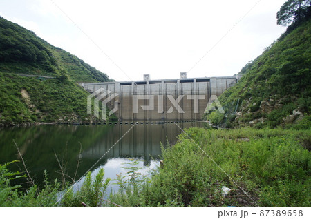 石井ダム天端からのダム湖 87389658