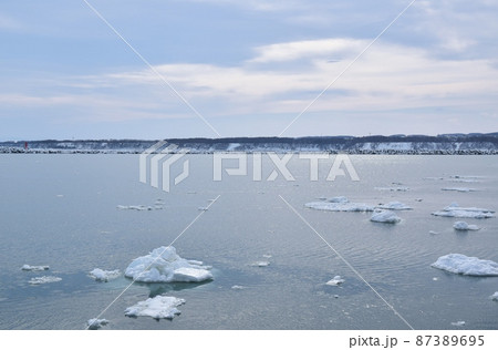 網走の流氷の海　北海道 87389695