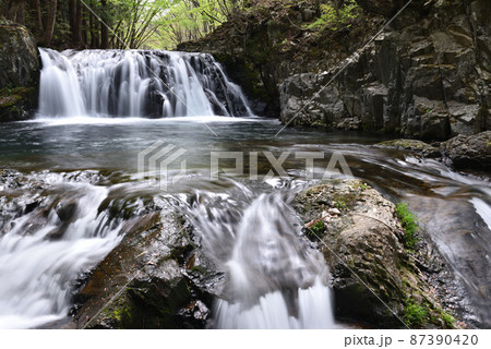 福島県南会津町、荒海川の龍神滝 87390420