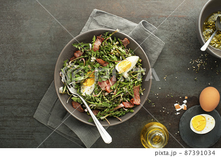 Dandelion salad bacon Dandelion salad bacon 87391034