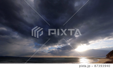 冬の夕景・砂浜の海岸と夕空・超広角・220217pm 87393940