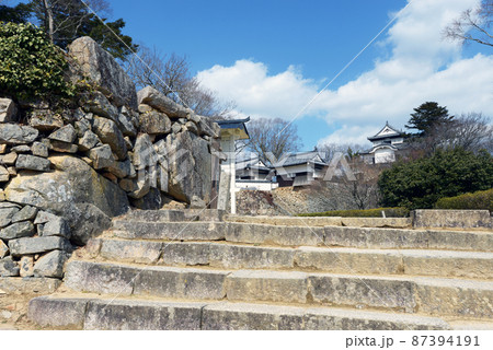 備中松山城　二の丸から天守閣を望む　岡山県高梁市 87394191