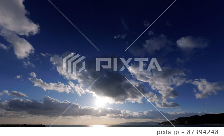 雲の姿がダイナミックな冬の夕空・超広角・220220pm 87394248