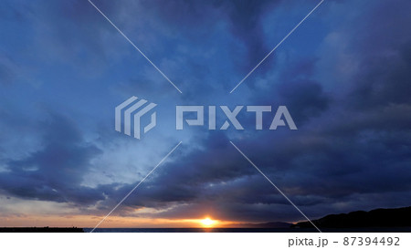 雲の姿がダイナミックな冬の夕空・超広角・220220pm 87394492