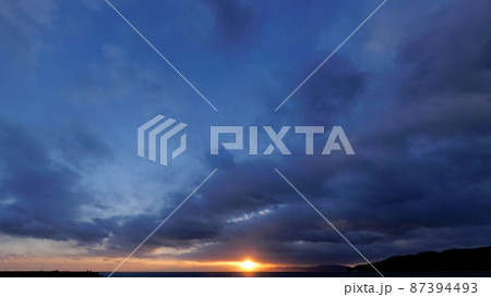 雲の姿がダイナミックな冬の夕空・超広角・220220pm 87394493