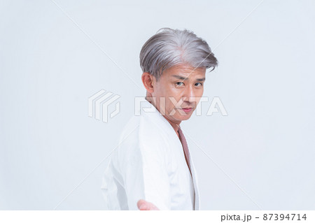 空手師範の男性 空手師範の男性 87394714