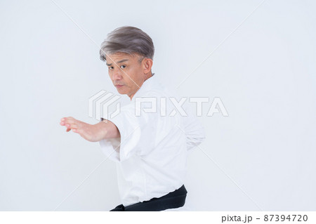 空手師範の男性 87394720